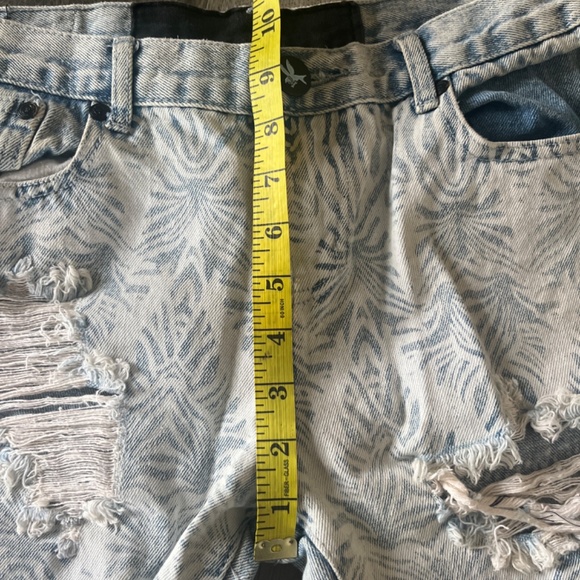 One Teaspoon light wash straight leg distressed patterned denim jeans size 26 - Picture 6 of 6